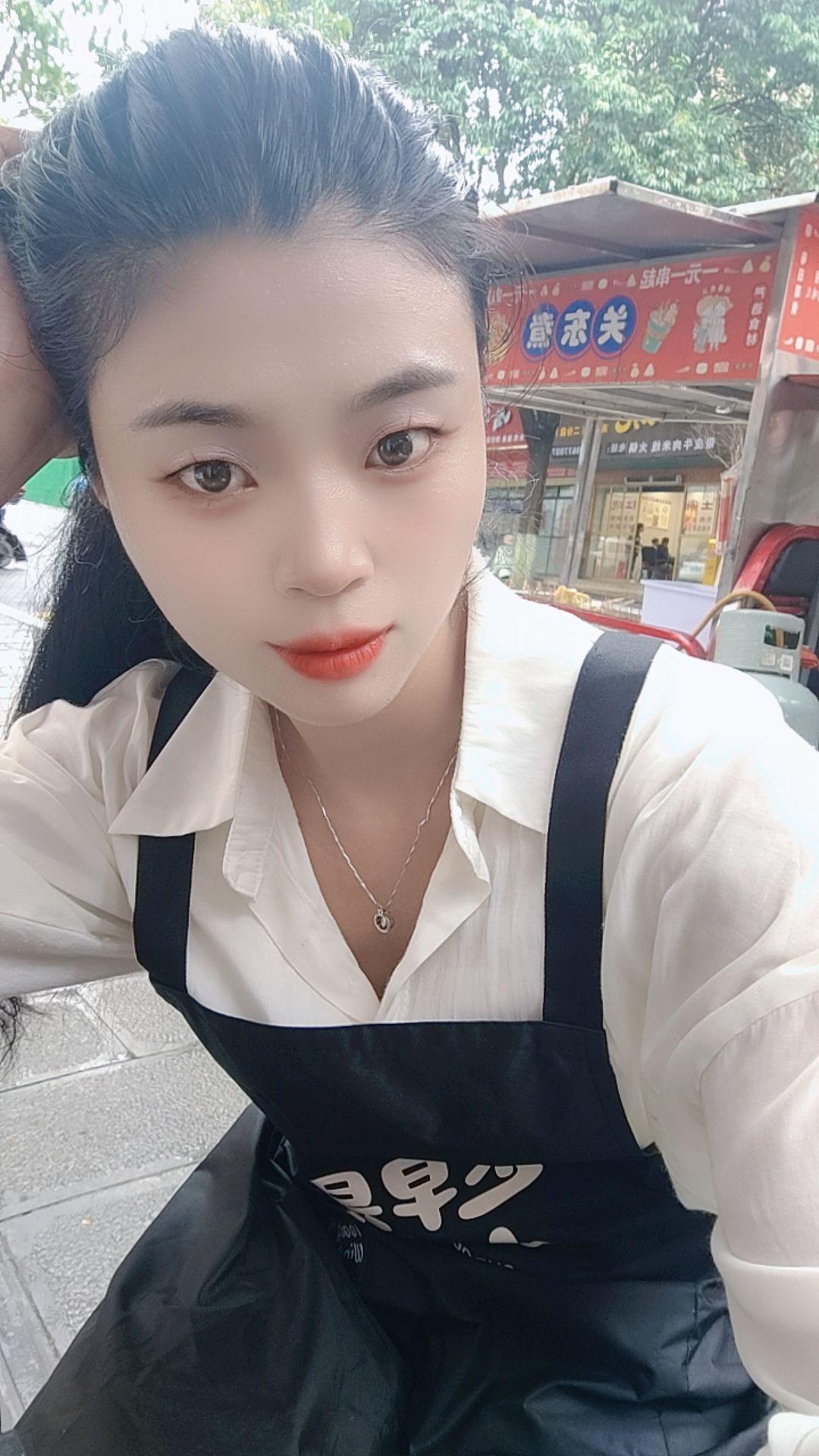 摆摊一天又结束,不要羡慕干活麻利,什么都会的女孩,你要知道她吃了很多苦才什么都会。#记录摆摊生活 #抖音小助手dou上热门