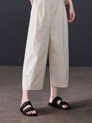 被问爆的显瘦神裤!  谁懂啊家人们💥 这条哈伦九分裤我真的会爱死! 穿上瞬间腿细了一圈 梨形身材直接有救 宽松的裤腿遮肉能力一绝 藏起小粗腿和假胯宽 九分长度刚好露出脚踝 视觉上拉长小腿比例 整个人都显高了不少 面料软软糯糯的 穿上巨舒服还很垂顺 走路带风超有质感 日常通勤、逛街约会都能穿 搭配小吊带、衬衫都超有范儿 妥妥的穿搭神器 真的后悔没有早点发现它!