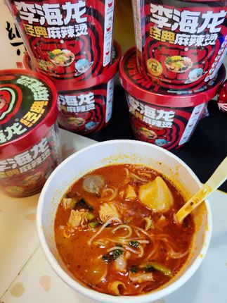 讲话了!全国麻辣烫看东北,东北麻辣烫看李海龙!李海龙的老式麻辣烫黏糊糊的太好吃了!三色面条搭配各种配菜,一口接一口的好吃到停不下来#东北麻辣烫#李海龙麻辣烫#谁懂这一口的好吃程度 #妈呀太香了 #灵魂夜宵
