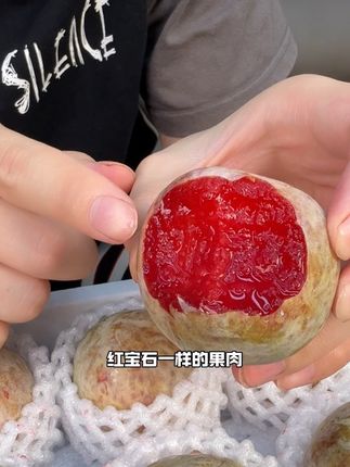像红宝石一样的果肉,嘎嘎甜,一点儿不酸不涩,这就是新疆的恐龙蛋李子#恐龙蛋李子