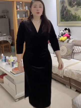 金丝绒低开叉连衣裙秋季修身名媛对襟法式黑色裙子