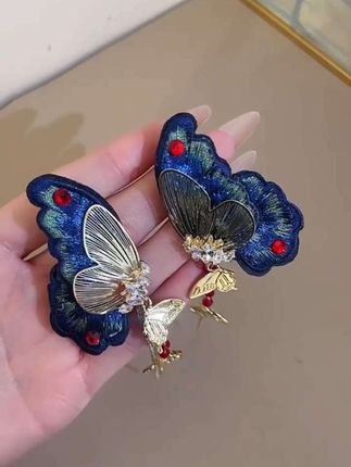 刺绣蝴蝶🦋东方美学的精致与浪漫#配饰不重样 #国风才是顶级浪漫#谁会拒绝这么好看的耳饰呢#配饰分享 #国庆出游配饰指南