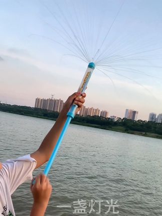 大小朋友都爱不释手的#烟花水枪 #快乐就这么简单 #水枪大战 #水枪 #户外玩耍