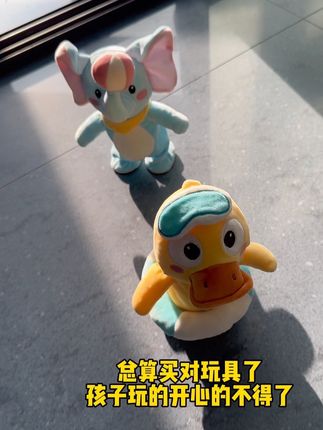 总算买对玩具了,儿子被硬控一早上了,唱歌说话还能走路,玩的开心的不得了#玩具#毛绒玩具#学舌玩具 #宝宝玩具 #会说话的玩具