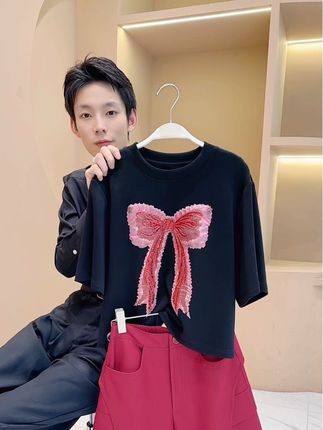 #时尚又洋气 #女装时尚穿搭 2025欧货小众设计 黑色加亮 片设计 蝴蝶结拼贴 黑红撞色 亲肤休闲T恤#日常穿搭时尚 #时髦洋气