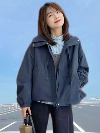 爆款连帽冲锋衣女,2025秋季新款宽松休闲超好看,工装休闲外套上衣。#晒晒我的秋日穿搭 #秋季日常实用穿搭思路分享 #把日常衣服穿出新花样 #秋冬穿搭新鲜感在线 #秋冬都市硬核穿搭 @DOU+小助手