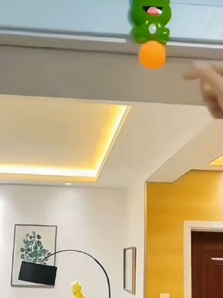 如果你家孩子不喜欢运动,你可以给它买一个这种悬挂式的乒乓球训练器,随便找个地方挂起来就能玩了,每天陪孩子玩十分钟,锻炼它的反应能力和手眼协调能力,这可比看电视、玩手机好多了。#乒乓球训练#玩具 #儿童玩具 #益智玩具 #亲子互动