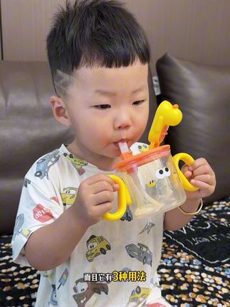 孩子一岁后就可以给他用这种直通的吸管杯了,#精灵兔 家这款好看又实用,而且新品上新价超划算,姐妹们快冲!#牛奶杯#吸管杯 #母婴好物 #好物推荐🔥