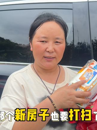 小八们烧烤店要打扫卫生了今天一起下去,先收拾一点洗护品带上