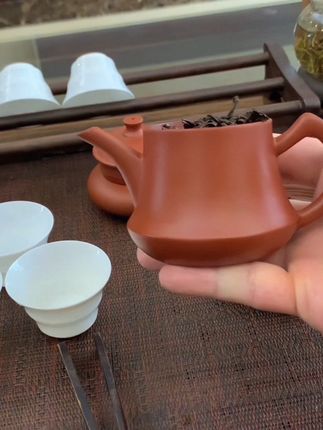金钟壶 容量约130毫升,5公分大口盖,投茶方便,清洗简单,出水爆爽,原矿朱泥,泡茶利器,下方链接可拍。#茶生活 #喝茶dou有仪式感 #茶器 #潮州手拉壶 #今日分享