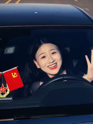 每一抹鲜亮的中国红、都是中国人骄傲的骨气和底气#红旗 #摆件 #红旗摆件车载 #红旗摆件