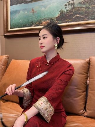我发现爱穿旗袍的女性都有一个共性 爱穿旗袍的女性有着优雅的气质,喜欢传统文化,通过旗袍展示着自己的审美态度,更重要的是他们不在意别人的看法,从悦人走向悦己,做自己的人生大女主 #日常旗袍 #新中式 #旗袍美人