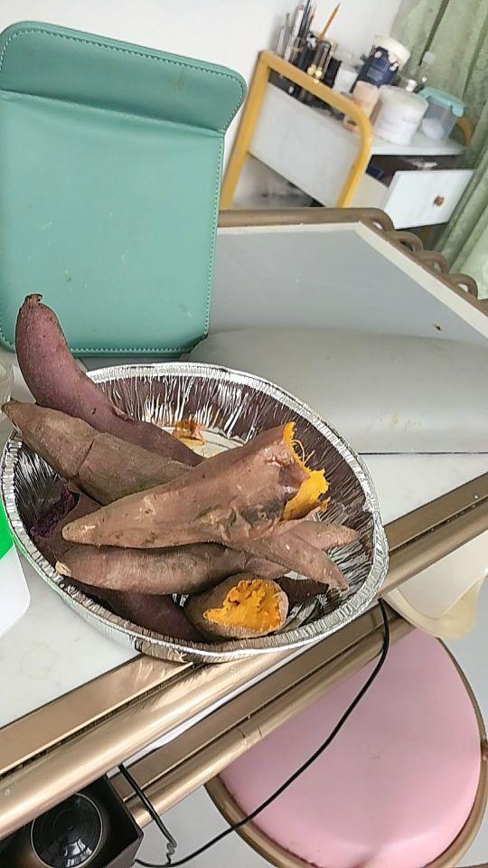 买回来好多天了,放了。今天刚烤了吃,没有一个好吃的果小。一点都不甜。4种口味都尝了一个都不甜不好吃。这是购买最失败的一次。喜欢吃甜的谨慎购买。#我在抖音买买买