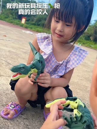我的按压恐龙枪真的太有趣了,按压就呲牙太可爱啦#恐龙玩具 #恐龙🦖 #恐龙来了