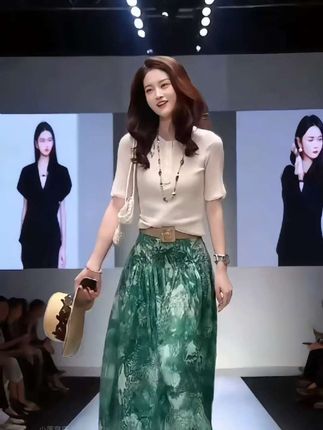救命!这套夏日松弛感穿搭美到开挂~ 软糯针织短袖+高腰绿色印花半裙,配色清新又高级🍃 腰带一收,比例直接逆天!大裙摆走路带风,拍照超绝📸 搭配草帽、编织包,度假氛围拉满🏖️ 日常穿也巨显气质,谁穿谁是人间富贵花! 喜欢的姐妹速戳购物车,一键拿捏松弛美学✨ #夏季穿搭 #松弛感穿搭 #气质半裙 #度假风 #时尚套装@DOU+小助手