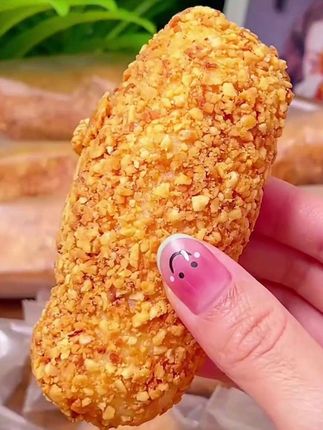 吃过一次就会念念不忘的味道,就是手工麻枣,之前芝麻口味都已经够香了,现在出的这款花生的巨好吃,上面裹满了炒熟的花生碎,还有黄豆粉,还可以拉丝的,吃起来酥酥脆脆的,还有嚼劲,还不甜腻,嘴馋的时候来一个巨好吃,没有尝过的一定要试一下。#快来一起尝个鲜 #太好吃了 #手工美食 #手工花生麻枣 #好吃到停不下来