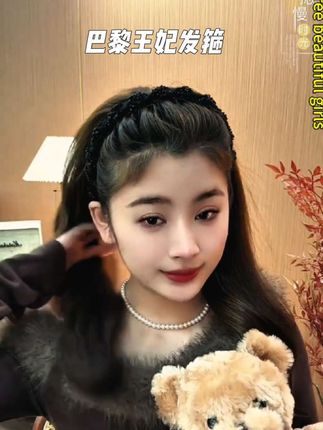 #头饰发饰 ,在这浪漫的夏天,我终于找到了这款显高颅顶的发箍,它弹力大不易断,正反两戴,显高颅顶,洋气减龄显气质,夏天天热,正是用它的时候,这款发箍真的好看又好用,正在热卖中,赶紧去拍#发箍 #发箍这样戴好美 #超便宜超划算