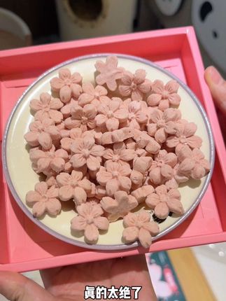 爵宴这个草莓樱花酥一定要给狗狗尝一尝,酥酥脆脆狗狗都超爱吃#狗零食 #狗零食推荐 #爵宴