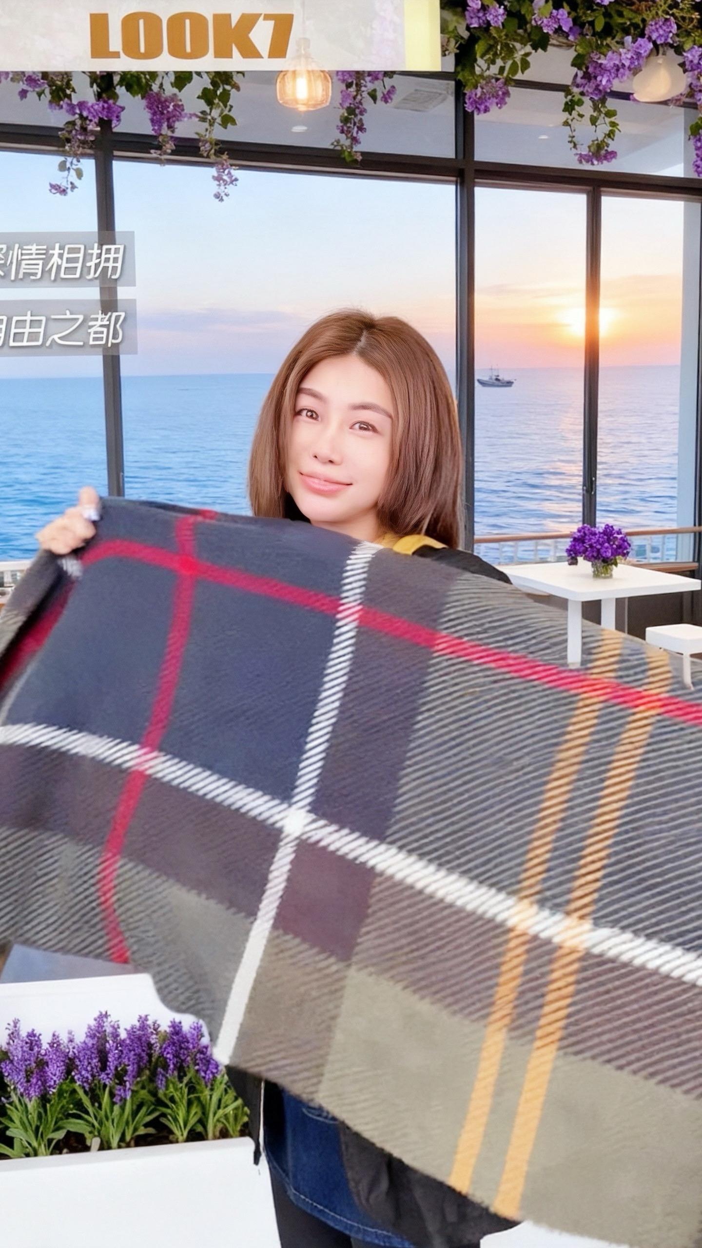 深情相拥。格纹围巾的海畔约定 林薇攥着那条格纹围巾,指尖抚过熟悉的纹路,像触摸着五年前的时光。 那时她刚到这座“自由之都”,在临海咖啡馆打工,常披着这条围巾穿梭于吧台与客席间。陈默是常客,总点一杯拿铁,看她被海风掀动围巾角,笑她“像只怯生生又固执的鸟”。 他们曾在这片海前深情相拥,围巾裹住两人的温度。后来他赴海外深造,她留在这里等。 此刻夕阳漫过海面,围巾在她手中扬起,似是回应远方的牵挂。她知道,约定的归期快了,就像这格纹里的红线条,热烈且执着,终会把离散的两端,重新织进同一个故事里。#气场全开 #女神穿搭 #最美穿搭 #女神范 #我又心动了