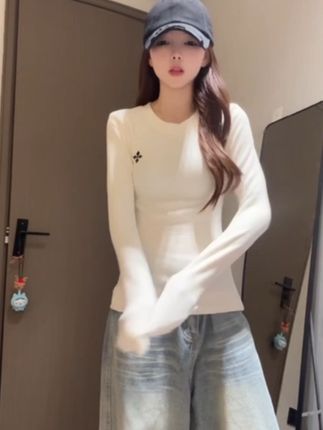 辣妹正肩圆领抗条弹力刺绣十字架长袖修身显瘦软糯秋冬打底衫女#辣妹秋冬打底衫 #正肩显瘦上衣 #十字架刺绣辣妹装 #软糯抗条打底衫 #秋冬修身内搭女 辣妹必入!这款正肩圆领打底衫,抗条弹力面料软糯亲肤,十字架刺绣吸睛,修身显瘦还百搭,秋冬内搭外穿都可,轻松拿捏时髦感,囤它!