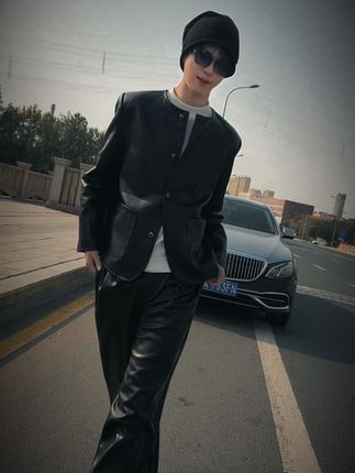 世界那么大,我相信终有一个灵魂属于我……#男装博主 #服装店老板 #男生穿搭 #街拍时尚穿搭 #黑色系穿搭