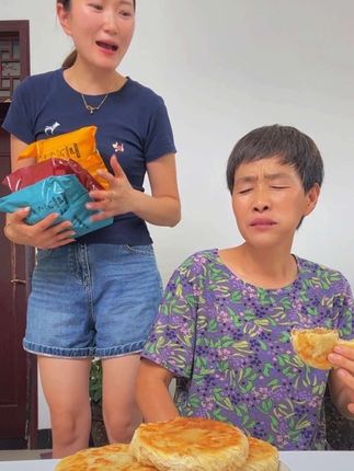 视频同款金丝黑椒牛肉饼29块9拍下到手3袋,外焦里嫩皮薄馅厚,简单方便喜欢吃的朋友们拍去吧!