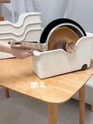 橱柜里总是乱七八糟的看着太闹心了,赶紧整上几个这样带滑轮的收纳盒搜 ,橱柜整洁干净多了 #橱柜收纳盒 #带滚轮收纳盒