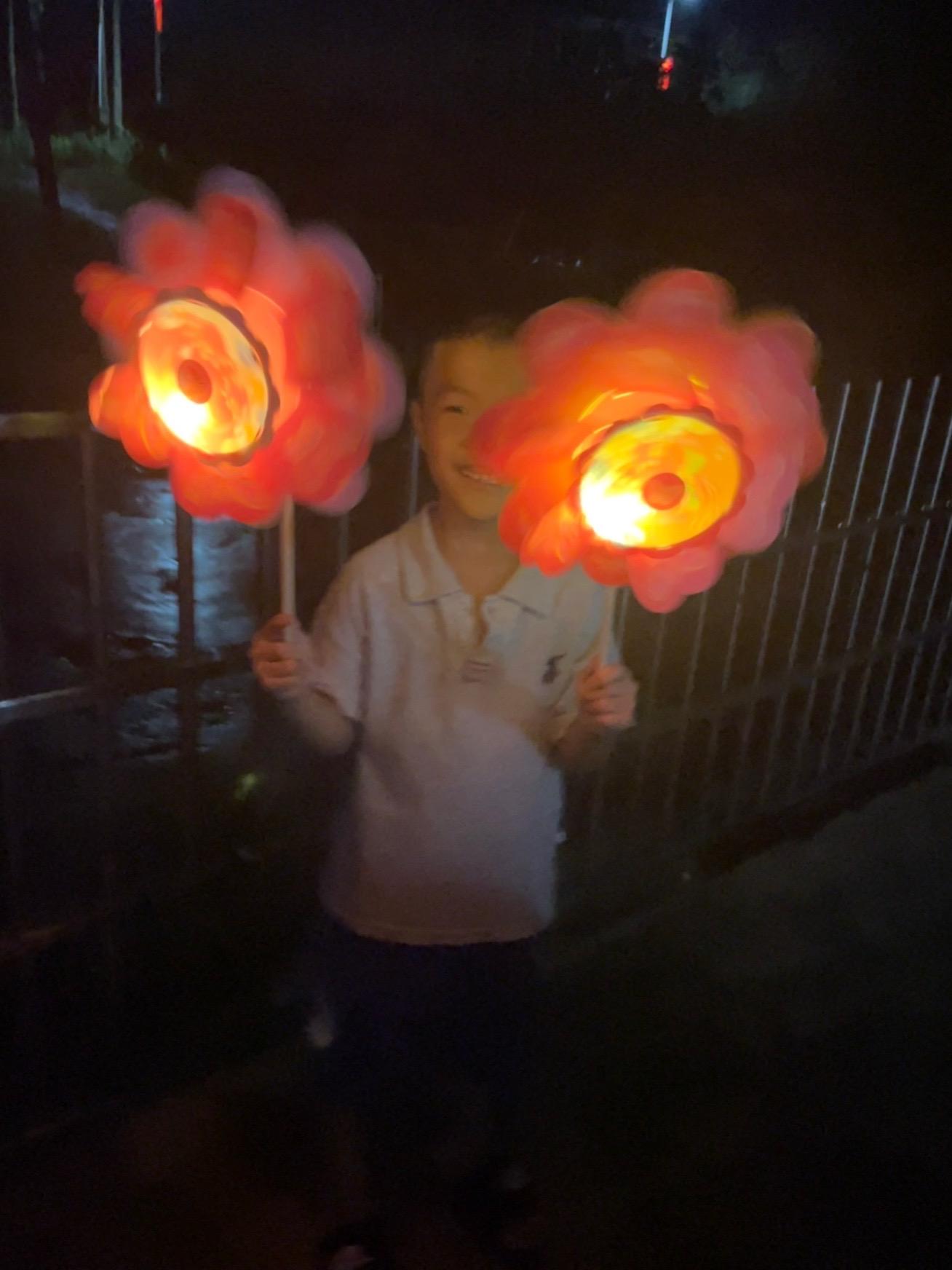 八月十五🌕 送小朋友个#发光旋转风车灯笼 开心的要哭了🤣#中秋灯笼 #儿童手拿花灯推荐 #中秋国庆动起来 #超便宜超划算 @抖音热点 @DOU+小助手 @DOU+上热门 @抖加🔥上热门🔥dou+🔥热点宝