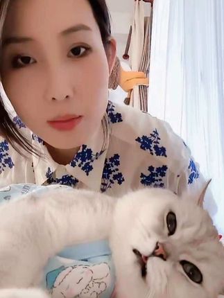 老芬睡觉还吐个小舌头呢 这给姨姨们迷得五迷三道的哈哈哈