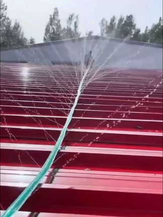 有了这个屋顶喷淋喷灌水带,方便又实用,厂房楼顶降温,美观实用,自动洒水喷雾,水管喷洒浇水好用,生活好帮手