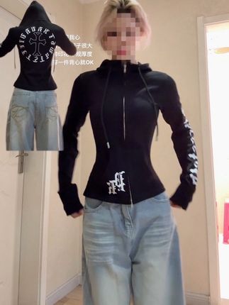 又酷又松弛正肩修身版型的印花外套 这个腰收的深得我心 #卫衣外套 #修身外套 #拽酷穿搭 #美式复古
