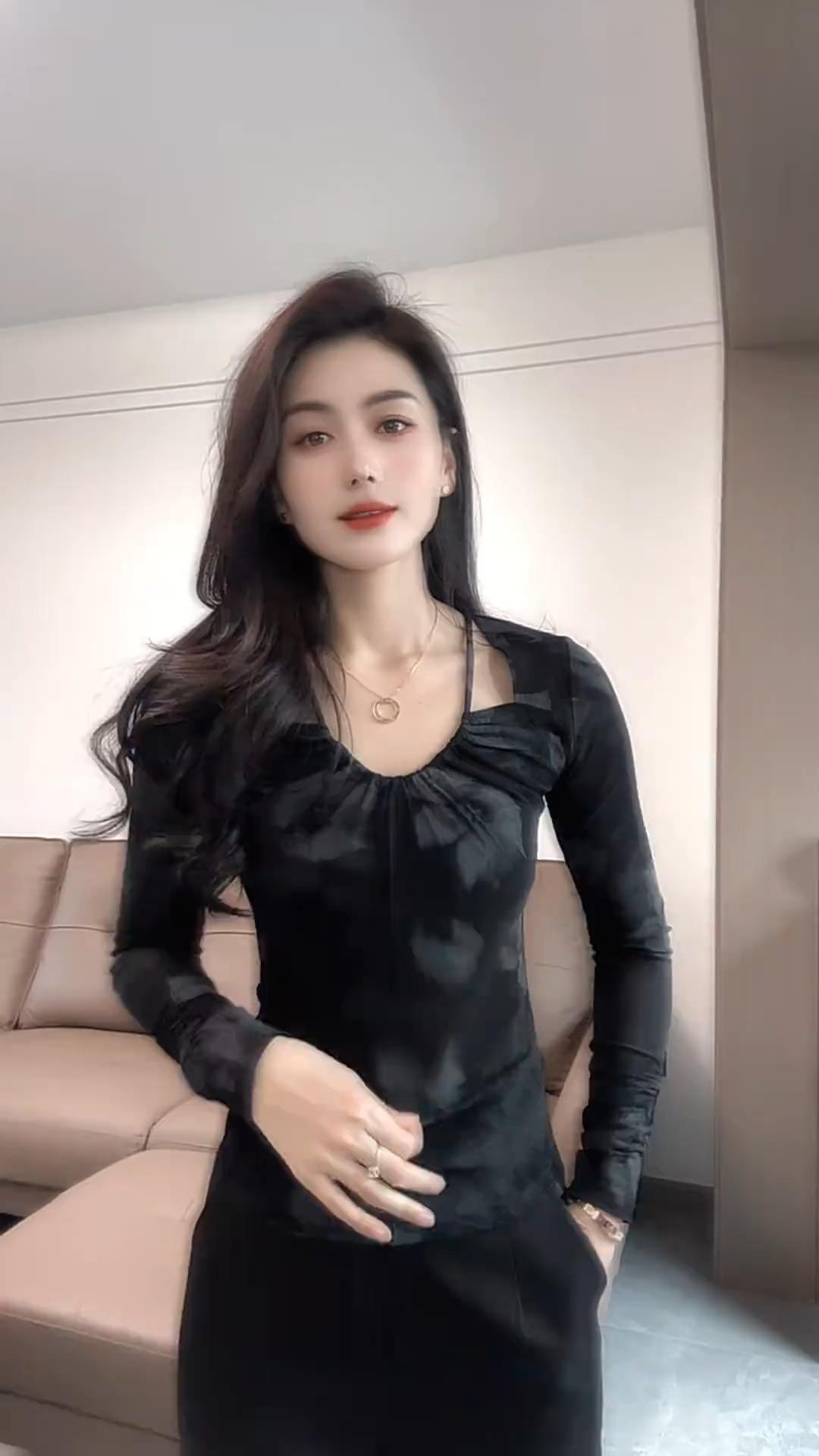 欧洲站2025年春季吊带v领印花弹力修身套头长袖进口网纱上衣女潮 #新款时尚#洋气显瘦#百塔时尚潮流