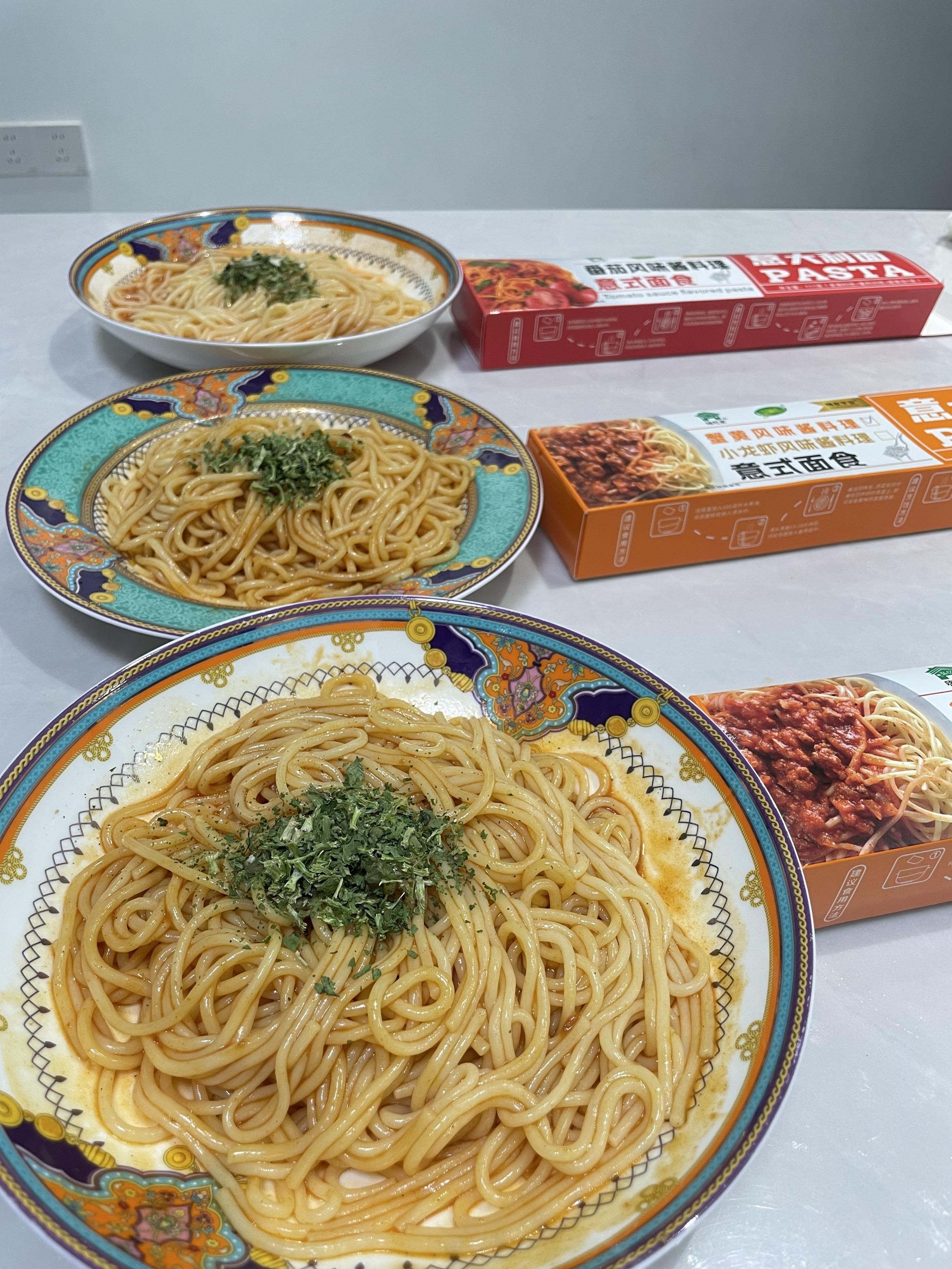 便利程度:拆开就可以直接煮,不用提前浸泡,开水煮几分钟再焖几分钟就已经可以了。喜欢吃软的就再焖久一点。 口感味道:蟹黄和小龙虾风味的酱包比较味重,可以不用全部酱包都放完。 商品分量:一人一份,刚刚好,在家里煮就很方便了。#我在抖音买买买