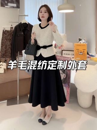 姐妹们,这件外套真的太好看了,它是一个洋毛的混纺,整个版型是那种廓形的感觉,穿起来很有质感,而且很的显瘦。它是属于那种小众的设计款,整个后背的这种剪裁工艺让整件衣服看起来非常的大气,上身之后就是一整个气场全开,喜欢的宝贝赶紧去冲吧!#通勤搭配 #梨形身材穿搭 #早秋穿的休闲半身裙 #女神穿搭#穿搭分享