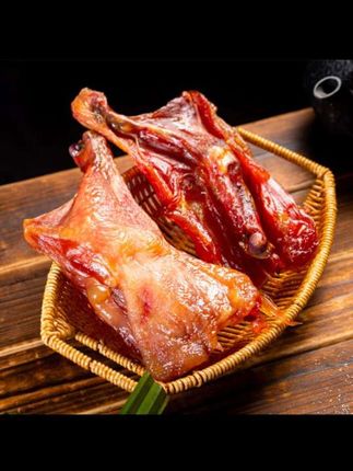 腊鸡腿蒸毛豆,百吃不厌,家人都喜欢,口感劲道,鲜香入味,蒸炒都很 美味#腊味 #妈呀太香了 #家常菜 #爱生活爱美食 #厨房里的烟火气