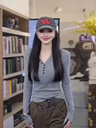 2025秋冬韩版气质设计纽扣款修身显瘦百搭简约款打底衫长袖女#韩版气质修身打底衫#百搭显瘦打底衫#韩版气质打底衫