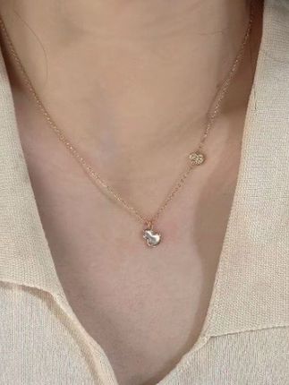 这条小贝葫芦钛钢项链真的太美了,它的设计独特又精致,主链采用了高级钛钢材质制作而成,不仅坚固耐磨,还不会掉色生锈哦!无论是日常穿搭还是参加重要场合,戴上它都能让你瞬间变得女神气质十足,而且还能提升你的个人魅力,喜欢的朋友千万不要错过了!#珍珠 #内容过于真实 #珠宝首饰 #三金 #种草