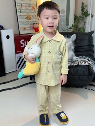 过几天就要降温了~小朋友穿园服家居服可以提前准备上,软软糯糯的面料亲肤又透气,款式洋气百搭,居家外穿都好看#儿童家居服 #高品质童装 #家居服套装