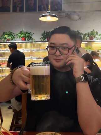 别动不动就是加v加v的 干嘛 你是要给我转账还是发红包 一开口就是请我吃饭 我吃不起饭吗 还见面聊聊逛逛 我喜欢逛4s店 你去吗 大家都很忙 别整那些没用的