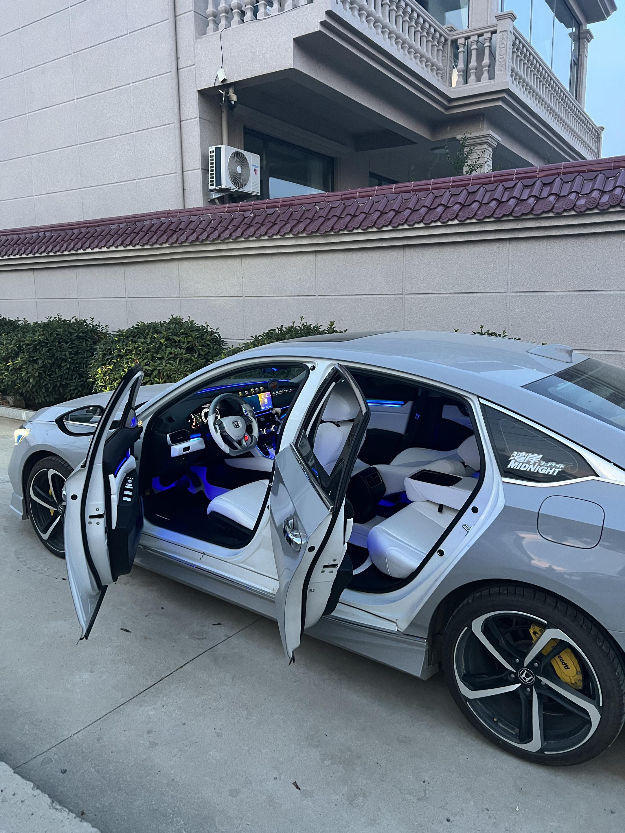 “后悔那天没有好好抱你一下 想不到那会是我们见的最后一面”#十代雅阁 #白色内饰