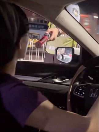 开车不喝酒,喝酒不开车,经常开车又爱喝酒的朋友可以在车里备一个酒精测试仪,开车前测一测,以防隔夜酒被查!#酒精测试仪 #拒绝酒驾 #行车安全 #开车 #数码科技