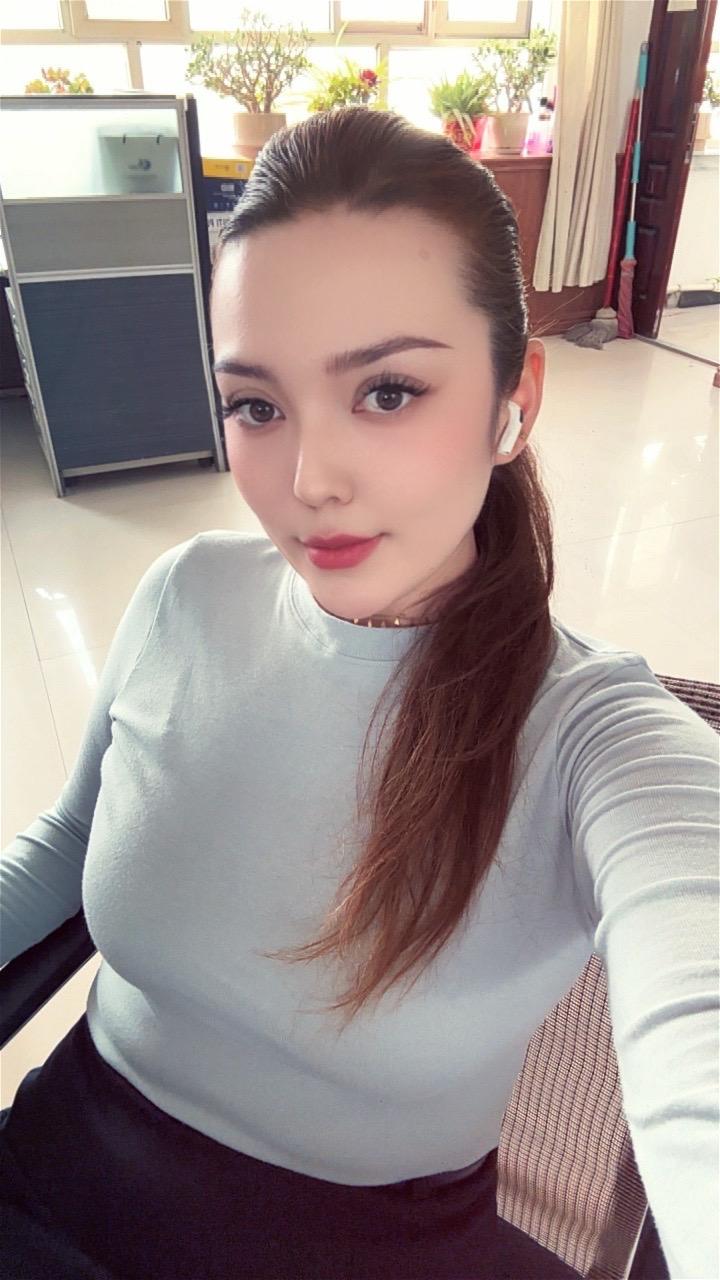 心疼自己又不放过自己 这也许我最大的悲哀 心里已经够痛苦的了 但永远都是笑着面对现实.