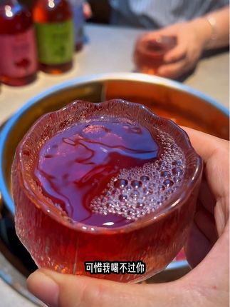 本想和你喝酒,喝醉了问问你到底爱谁,谁知我是个小趴菜,总是喝不过你 所以也不知道你到底爱谁#微醺时刻 #好喝不贵 #果酒#小酒解心宽