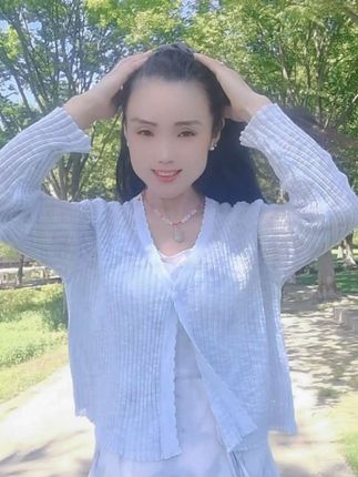 天气越来越热,碎发太多不好打理,我就入手这个珠光纱发箍,正反两用不伤头发不易脱落,洋气减龄气质优雅时尚百搭。喜欢的姐妹们赶快入手吧。#发箍#碎发整理#发箍这样戴好美 #甜美风 @DOU+小助手