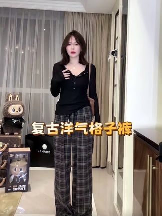 姐妹们,今年很火的格子裤,明星都在穿‼️可以搭配吊带、T恤、毛衣、外套等💗#上热门 @DOU+小助手 #强烈推荐 #每日穿搭 #今天穿什么 #高级穿搭