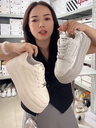 #潮鞋推荐好看不贵 #只做高品质 #好鞋推荐 #宝藏鞋子 高级星空银色秋款上新,增高6公分小白鞋,是不是长到你们心尖尖上了😊