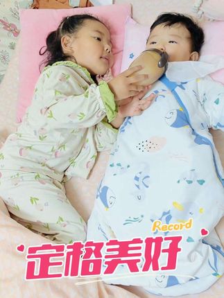 #睡姿百态最近小宝一睡醒不是在踢被子就是在踢被子的路上 #母婴好物推荐