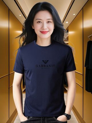 家人们,夏天就靠这款男士轻奢冰丝短袖撑场面了! 冰丝面料摸着滑溜溜的,上身自带凉感,再热也不黏汗,一整天都清爽。 款式简约大气,细节做得特精致,透着低调的质感。版型不挑身材,搭啥裤子都好看。 颜色多选,经典款、亮色都有。现在入手超合适,点小黄车直接带它回家,夏天穿得舒服又有范儿~#百搭t恤 #品质男装 #面料舒适透气 #强烈推荐 #每日新款