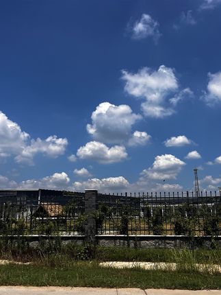 湛蓝的天空,美丽的云朵,太迷人,这是哪里的天空呀#今天的天空特别美 #祥云 来一场美好的户外旅行吧#