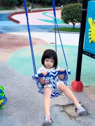 #荡秋千 #户外遛娃 #可爱的女鹅 #精力旺盛的宝宝 #孩子的快乐很简单